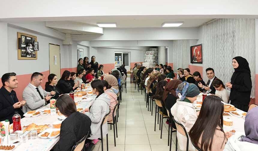 Çatak’ta öğrencilerle iftar programı düzenlendi