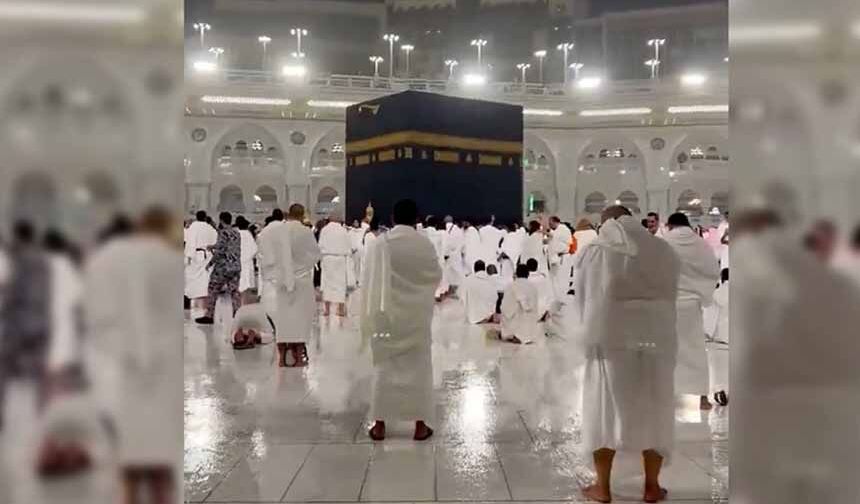 Ramazanın son günü Kabe'de yağmur altında dua ediliyor