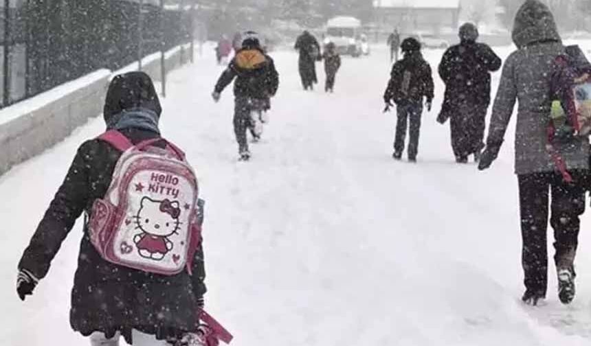 Hakkari'de eğitime kar engeli