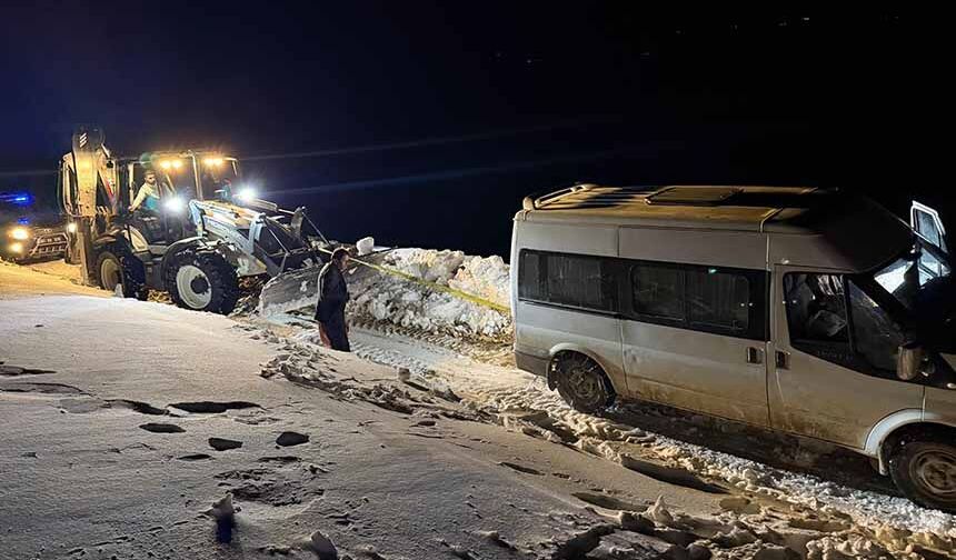 Başkale'de yoldan çıkan minibüs kara saplandı