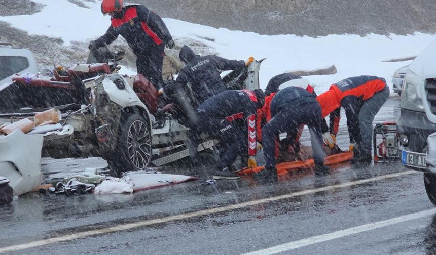 Tatvan-Van karayolunda feci kaza: Karı koca hayatını kaybetti!