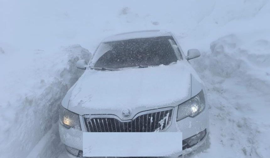 3 bin rakımlı zirvede mahsur kalanlar kurtarıldı