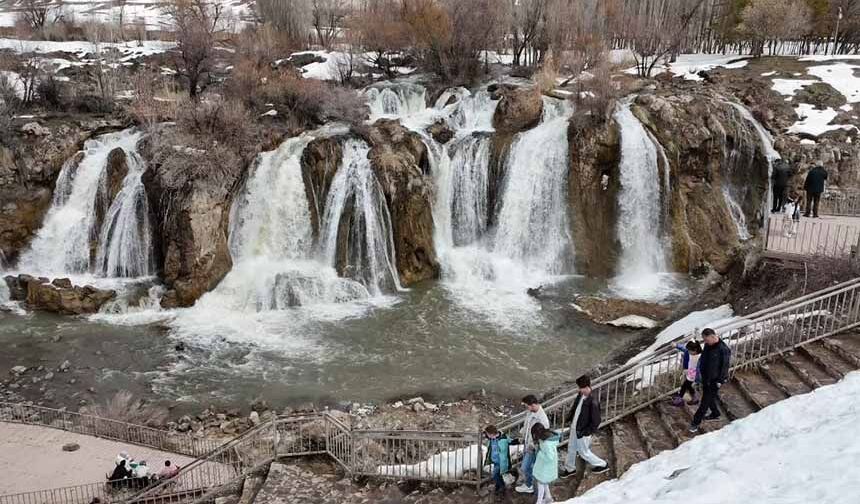 Muradiye Şelalesi her mevsim ayrı bir güzel