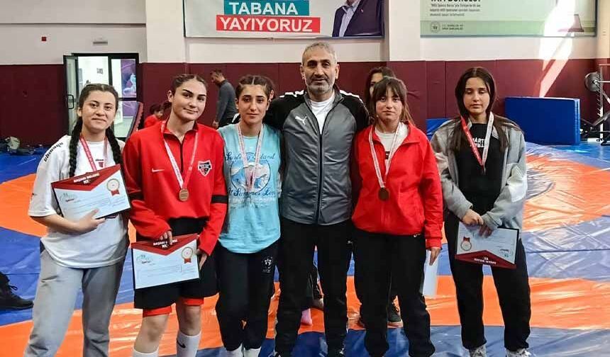 Vanlı öğrencilerden çifte başarı