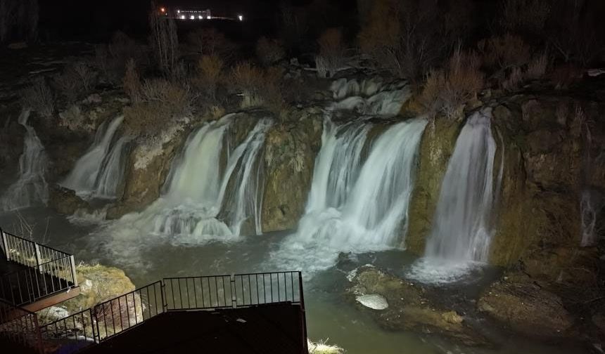 Muradiye Şelalesi mevsimlerin ötesinde bir güzellik