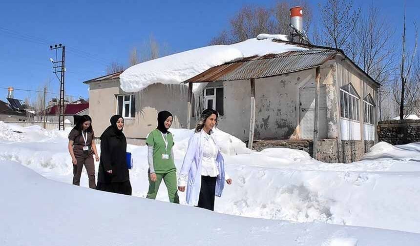 Van'da soğuk havaya aldırmadan hastaları için mahalle mahalle dolaşıyor
