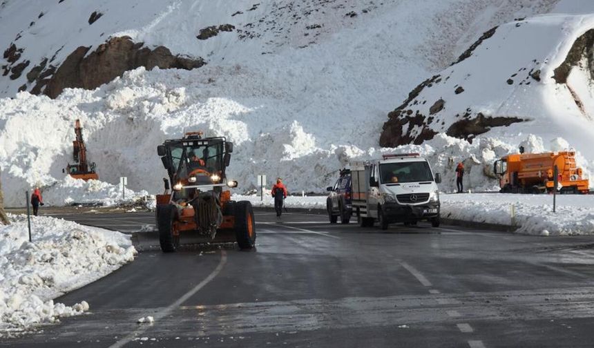 Van-Hakkari yolu çığdan temizlenip ulaşıma açıldı