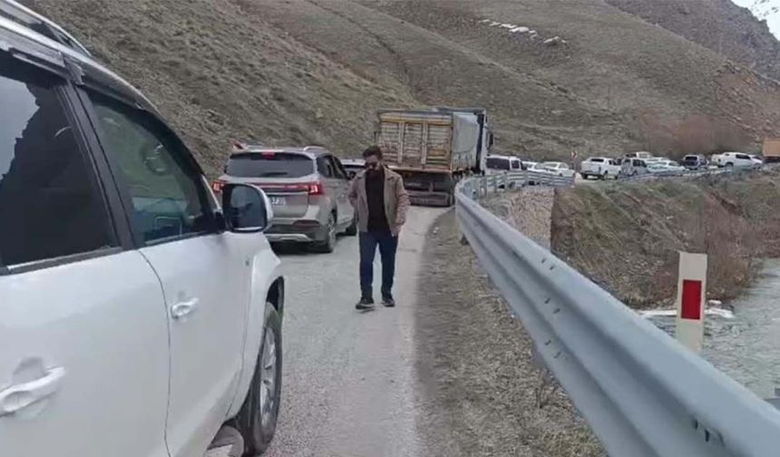 Yüksekova-Van yolundaki heyelan ulaşımı aksattı