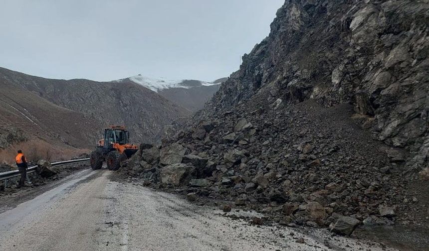 Yüksekova-Van kara yolu kontrollü şekilde geçişlere açıldı