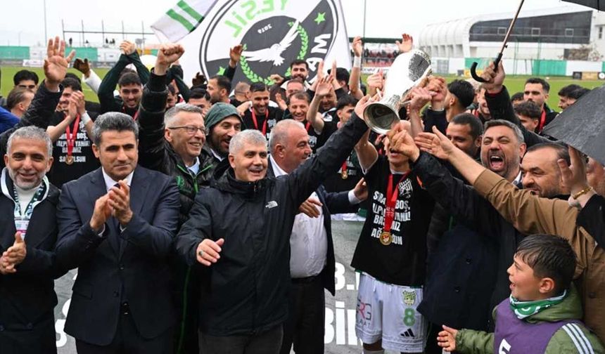 12 Bingölspor kupasını kaldırıldı