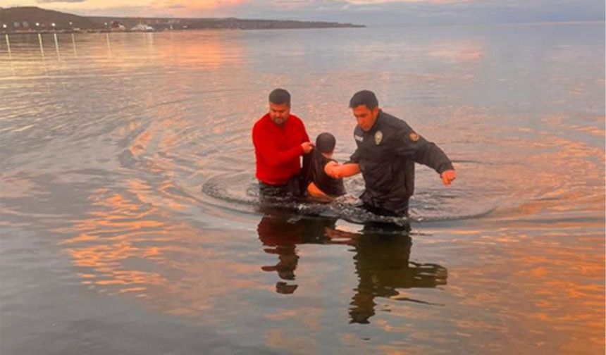 Van Gölü’ne giren alkollü kişi kurtarıldı