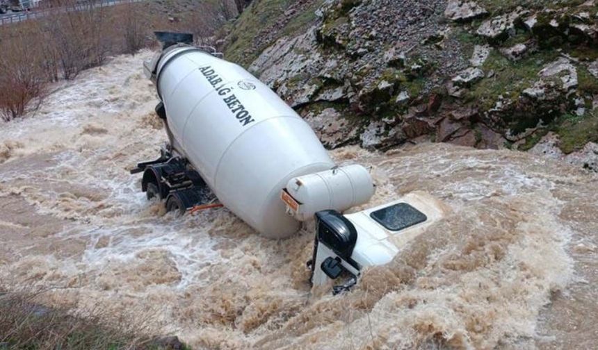 Beton mikseri dereye uçtu