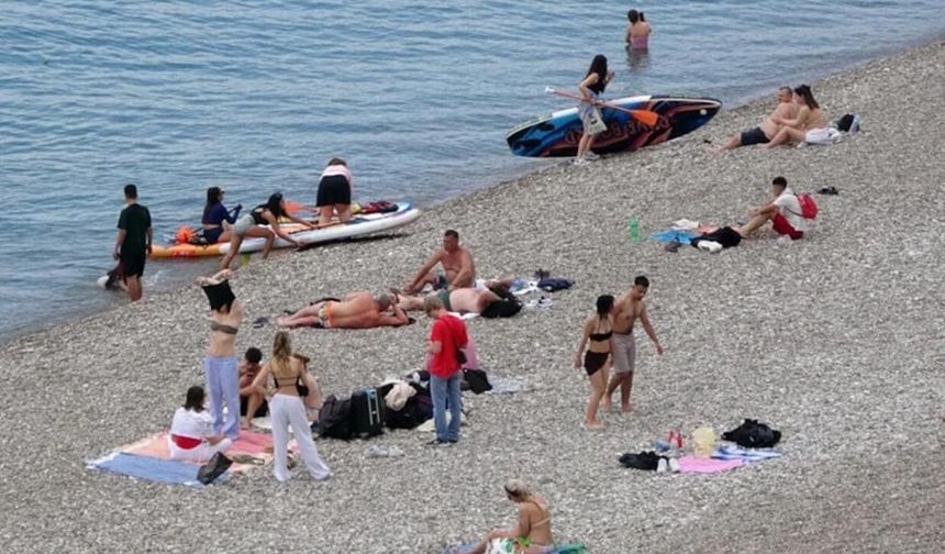 Antalya'da bahar ayında sahiller doldu