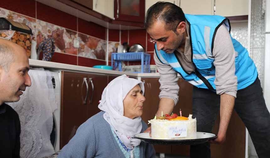 Van'da 75 yaşındaki kadına doğum günü sürprizi