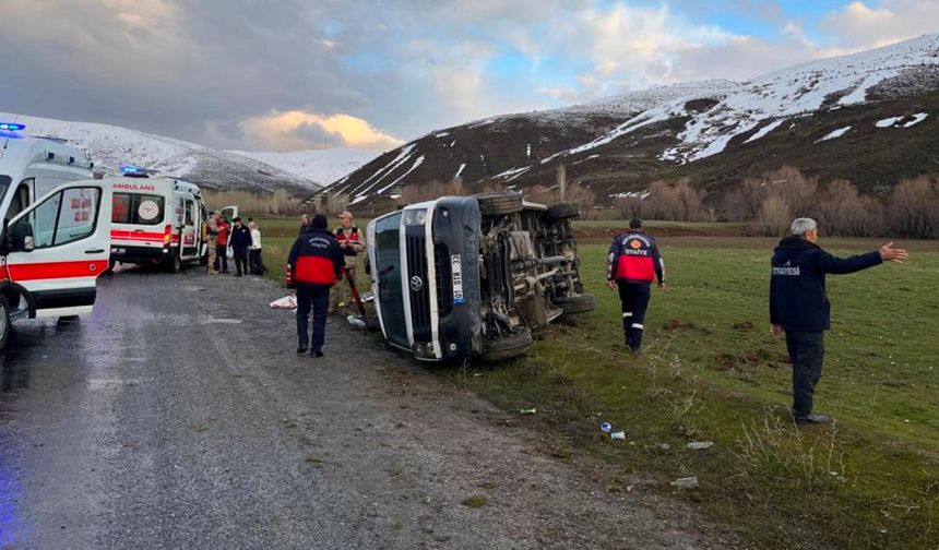 Van'da minibüs takla attı: 11 yaralı var!