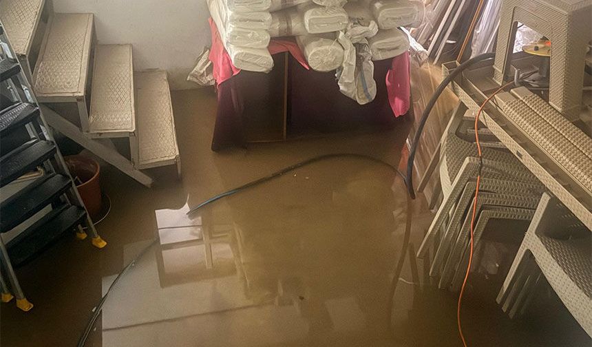 Van’da iş yerlerini su bastı