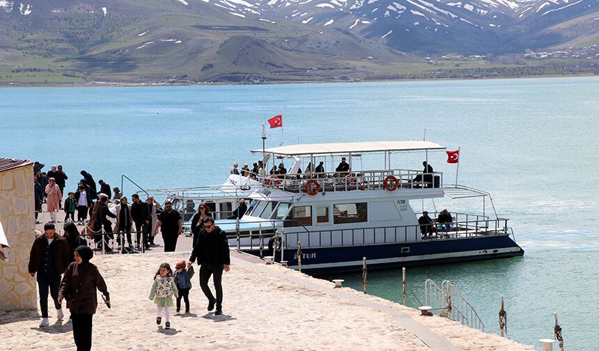 Akdamar Adası'nda turist yoğunluğu