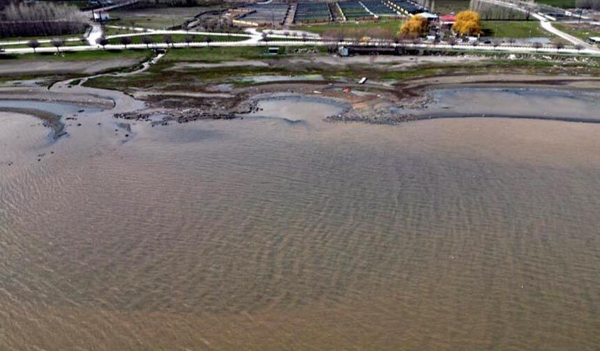 Van Gölü kıyılarında suyun rengi değişti