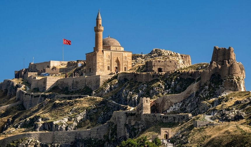Van Kalesi Gezi Rehberi: Giriş Ücreti, Ulaşım ve Tarihçe