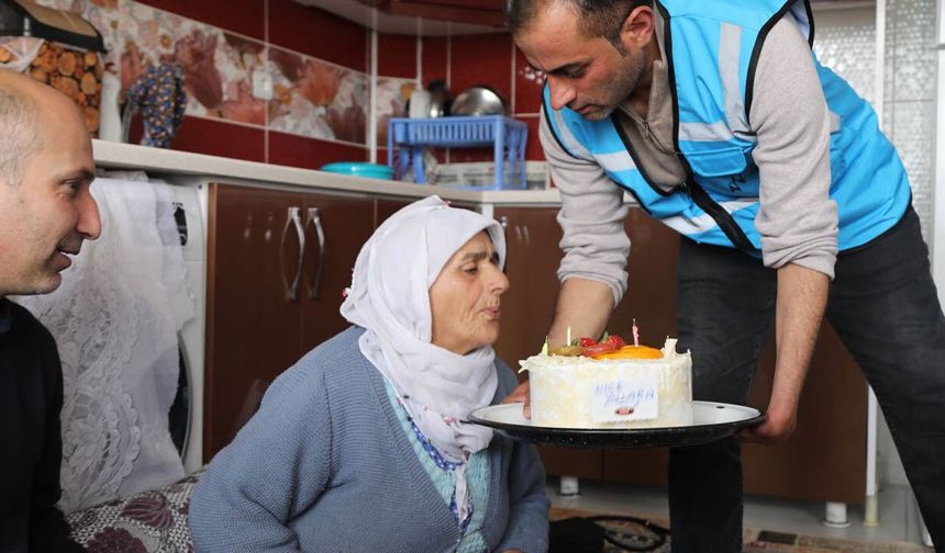Van'da Yalnız Yaşayan Yaşlı Kadına Doğum Günü Sürprizi