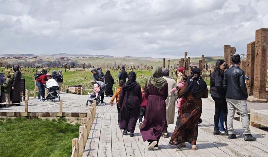 Selçuklu Meydan Mezarlığı’na ziyaretçi akını