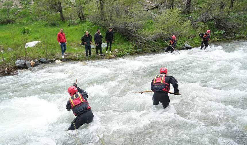 Akıntıya kapılan kadını arama çalışmaları sürüyor