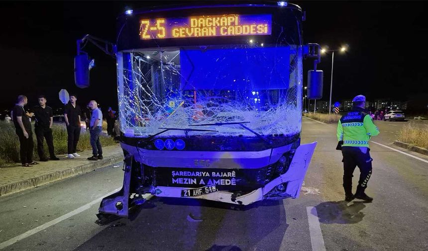 Belediye otobüsü ile otomobil çarpıştı: 2 ölü, 7 yaralı