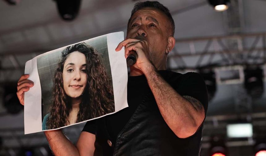 Haluk Levent, konserde Gülistan'ın posterini açtı