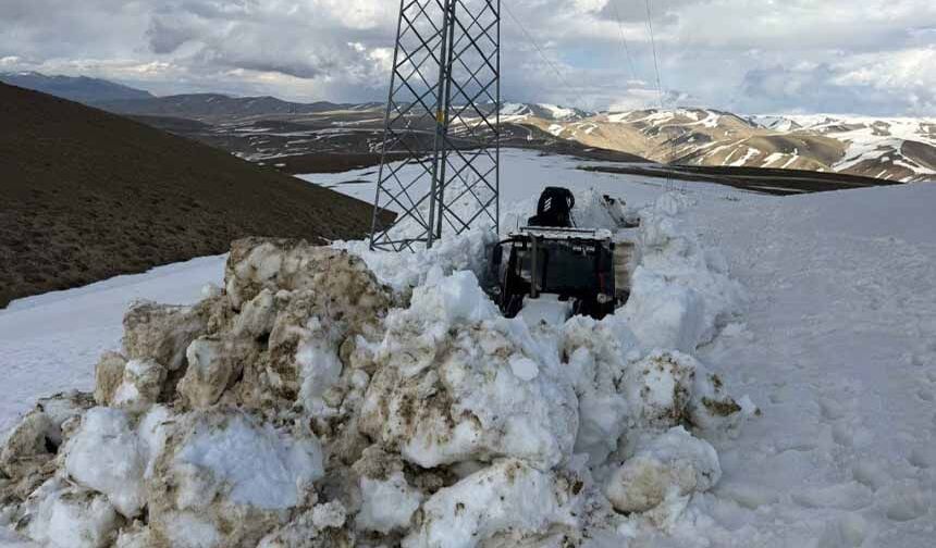 Van'ın İran sınırında 3 metreyi aşan karla mücadele
