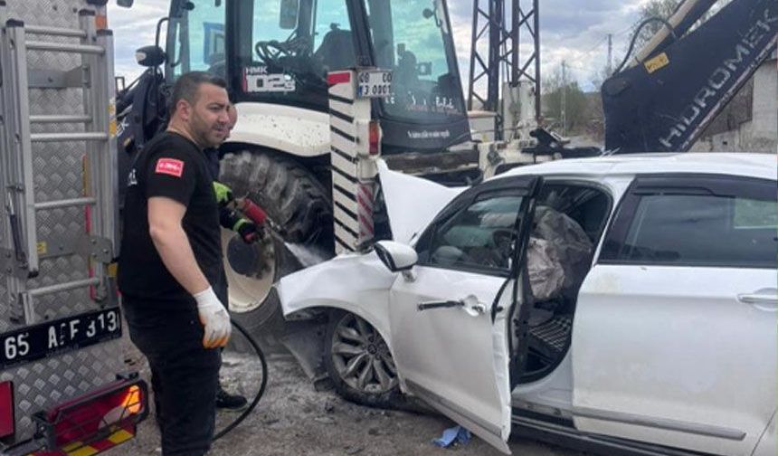 Van'da otomobil iş makinesine çarptı