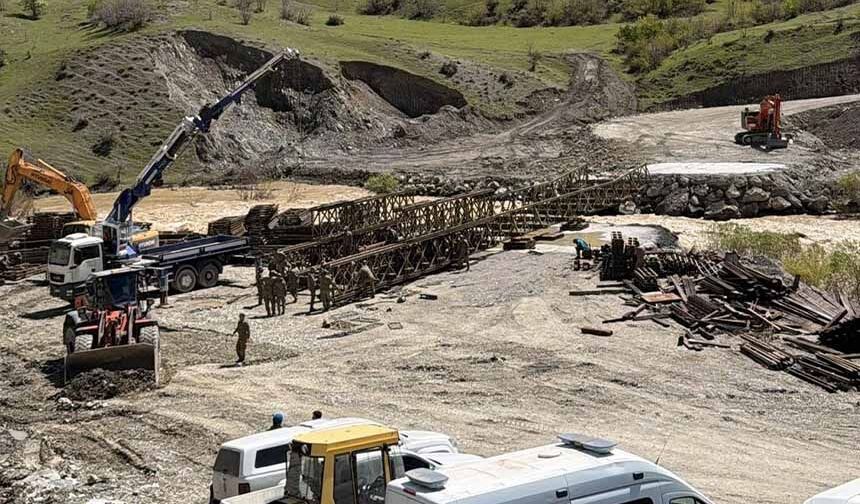 Hakkari-Van yolunda panel köprü çalışması sürüyor