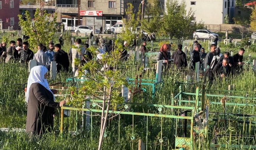 Vatandaşlar bayram namazı sonrası mezarlıklara akın etti