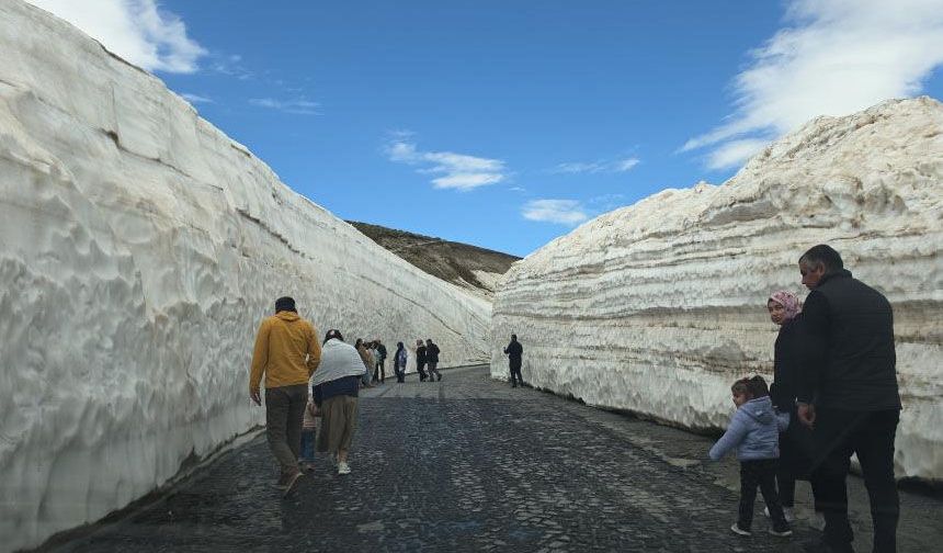 Nemrut'taki 10 metrelik kar tünellerine yoğun ilgi