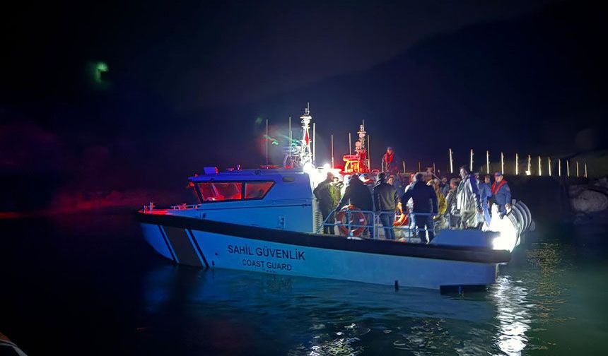 Van Gölü kıyısında mahsur kalan 36 kişi kurtarıldı