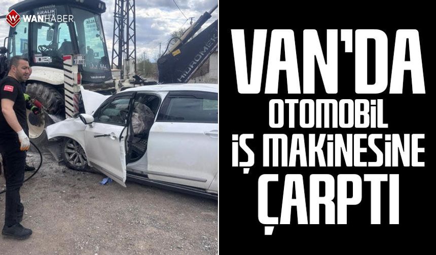 Van'da otomobil iş makinesine çarptı