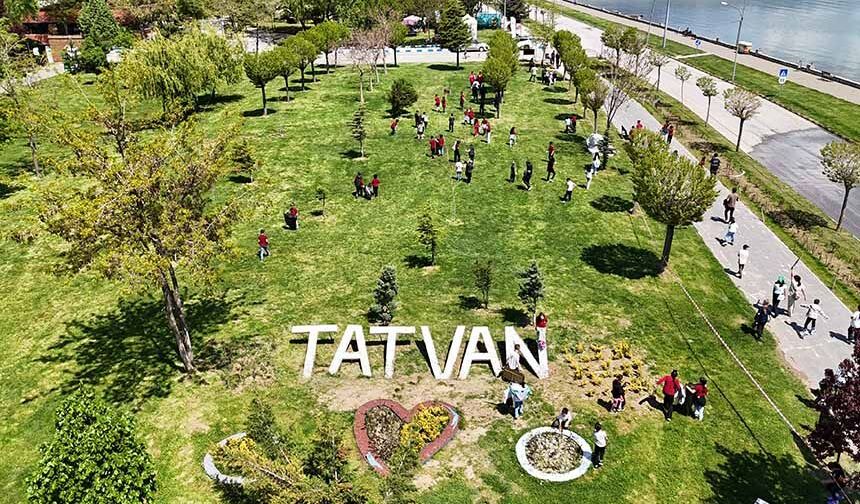 Öğrencilerden Van Gölü sahilinde çevre temizliği