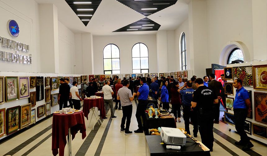 Van’da “Duvarların Ötesinde Sanat” sergisi kapılarını açtı
