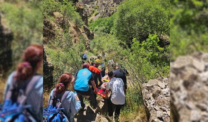 Hakkari'de kayalıklardan düşen vatandaş kurtarıldı