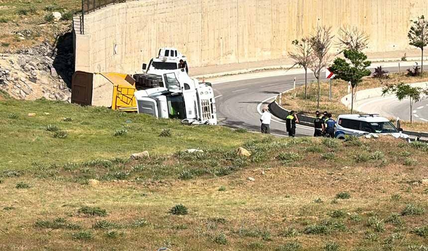 Yüksekova'da hafriyat yüklü kamyon devrildi