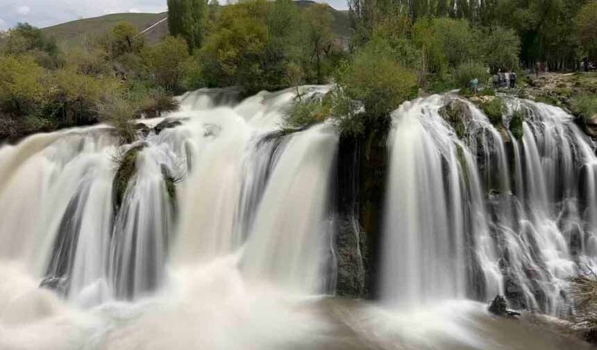 Muradiye Şelalesi ziyaretçi akınına uğradı