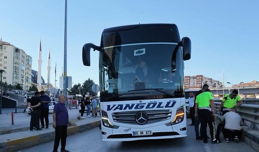 Ehliyetsiz sürücü, yolcu otobüsüne çarptı!