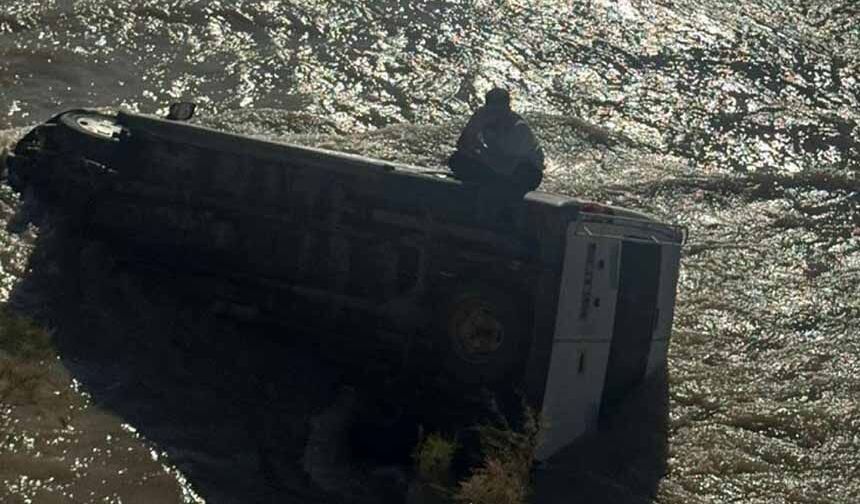 Minibüsüyle Zap Suyu'na uçan sürücü, geceyi aracının üzerinde geçirdi