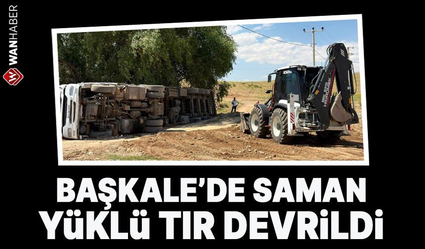 Başkale'de saman yüklü tır devrildi