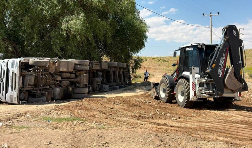 Başkale'de saman yüklü tır devrildi