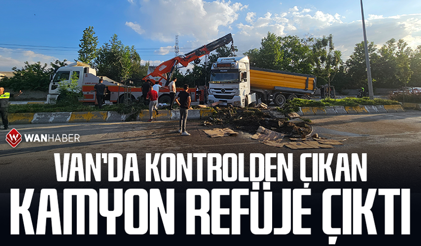 Van'da kontrolden çıkan hafriyat kamyonu refüje çıktı
