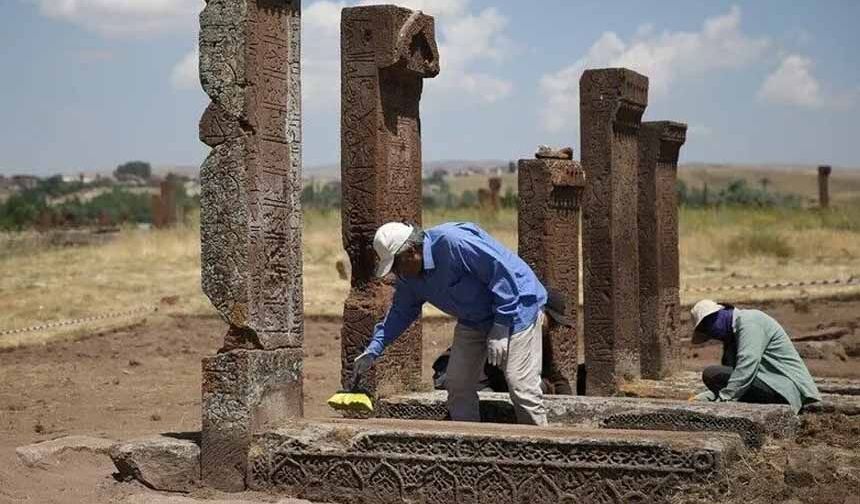 Selçuklu Meydan Mezarlığı'nda yeni mezarlar gün yüzüne çıkarıldı