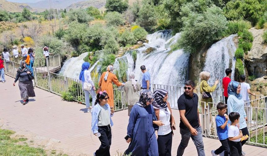 Muradiye Şelalesi’ne ziyaretçi akını