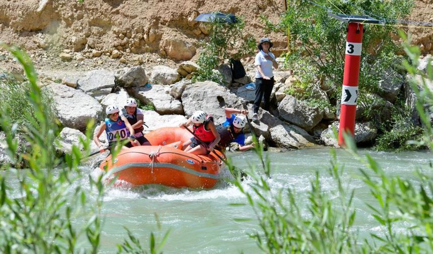 Rafting Türkiye Şampiyonası 3. ayak yarışları Van'da sona erdi