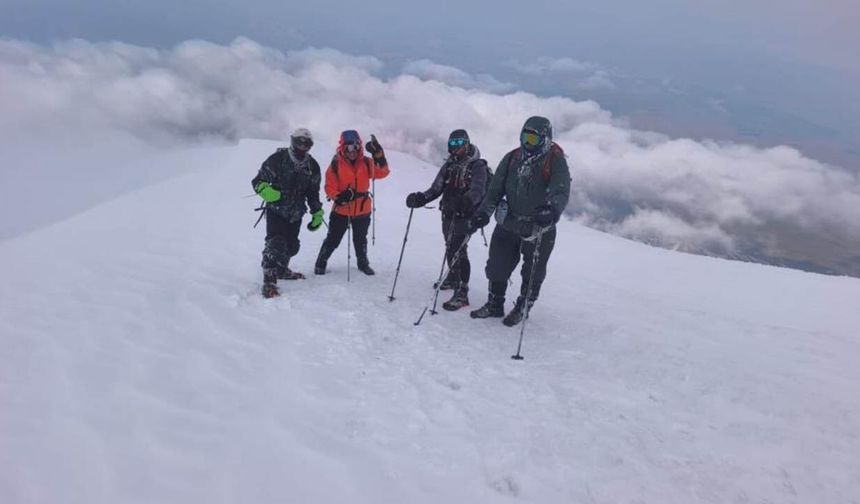 Van Gölü aktivistleri Ağrı Dağı'na tırmandı