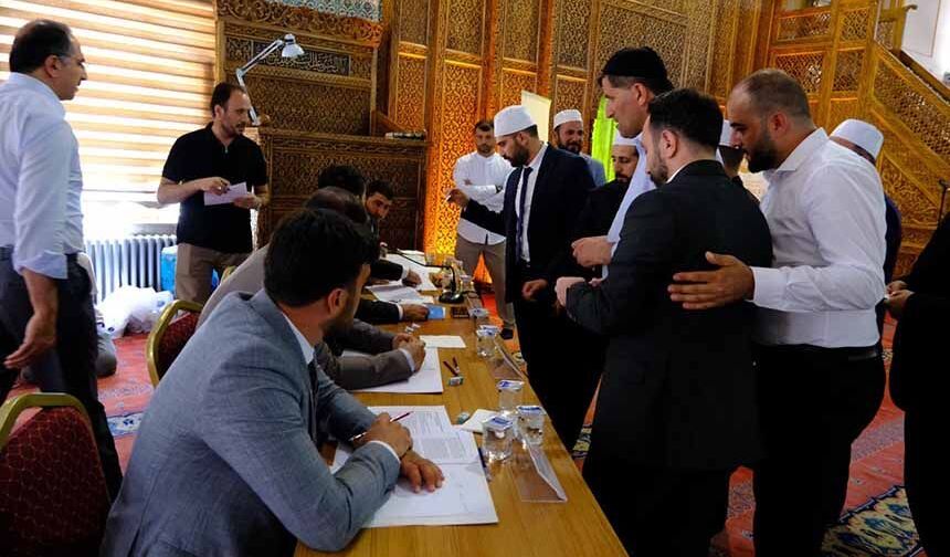 Van Ulu Cami’de ezanların güzel sesi yankılandı